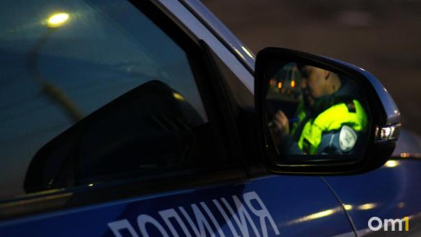 В Омске легковушка протаранила двери популярного магазина