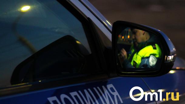 В Омске легковушка протаранила двери популярного магазина