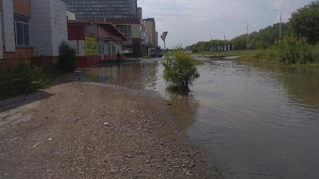 Тротуары разбиты, во дворах стоит вода: новосибирцы жалуются на дворы в ЖК «Акатуйсткий». ВИДЕО