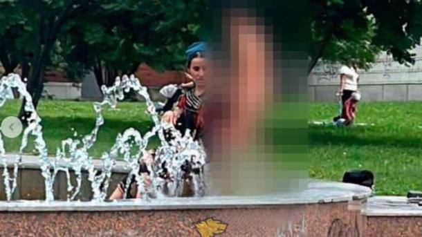 Цыганская семья устроила купание детей в городском фонтане Новосибирска