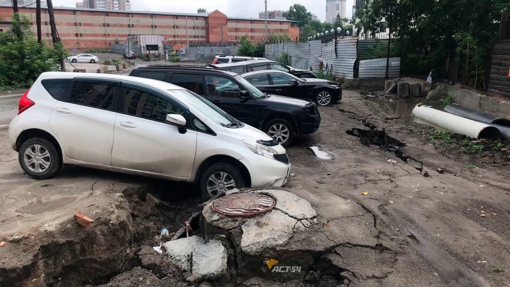 После дождя в центре Новосибирска размыло грунт под автомобилями