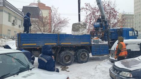 Столбы, блок и цепь — в Новосибирске демонтировали незаконные объекты в центре города