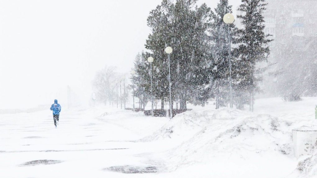 В начале февраля прошли сильные снегопады части. Снежный Омск. Снегопад в Омске. Омск метель. Заснеженный Омск фото.
