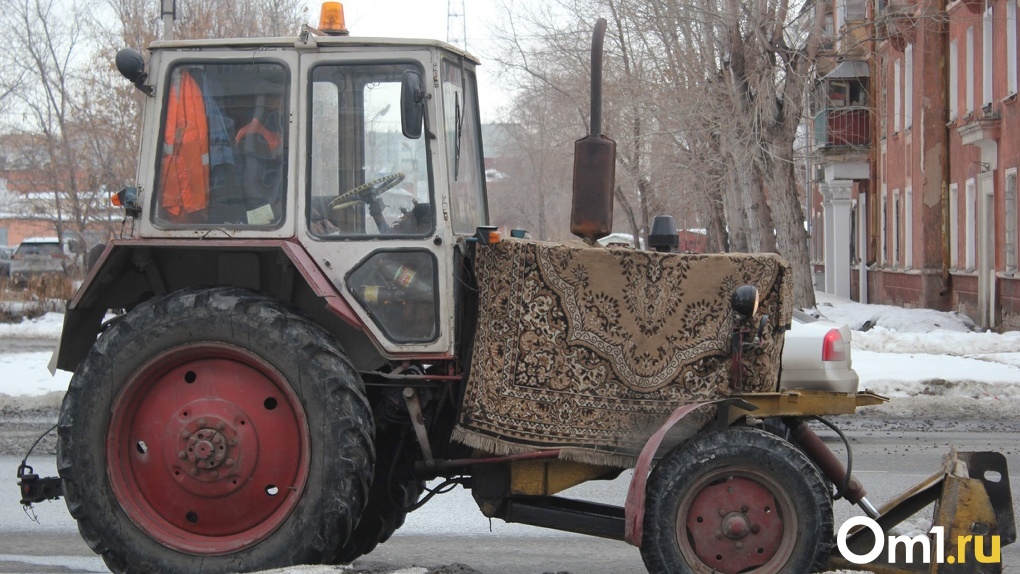 Разорвало пополам. В Омске трактор протаранил легковушку с людьми