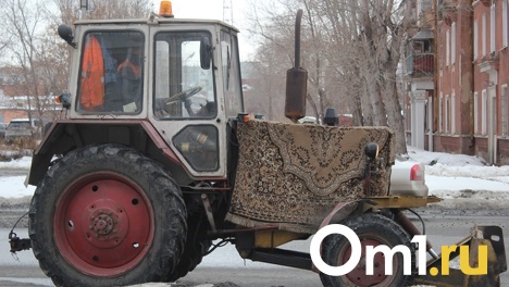 Разорвало пополам. В Омске трактор протаранил легковушку с людьми