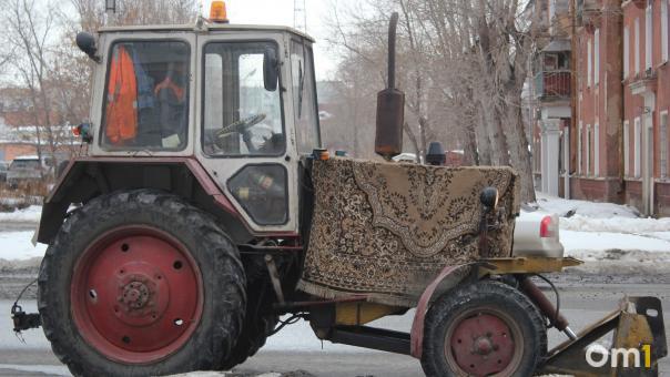 Разорвало пополам. В Омске трактор протаранил легковушку с людьми