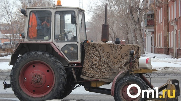 Разорвало пополам. В Омске трактор протаранил легковушку с людьми