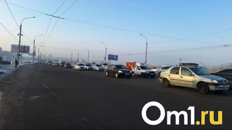 Авария с большегрузом парализовала движение на мосту у Телецентра