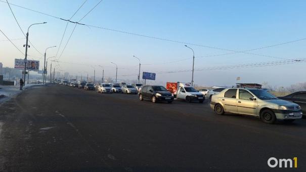 Авария с большегрузом парализовала движение на мосту у Телецентра