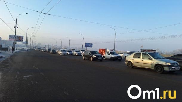 Авария с большегрузом парализовала движение на мосту у Телецентра