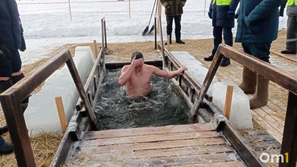 Более десяти тысяч новосибирцев окунулись в прорубь на Крещение Господне