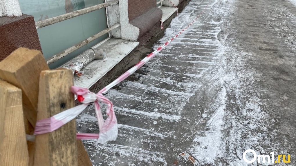 В самом центре Омска на опасном тротуаре женщина сломала руку