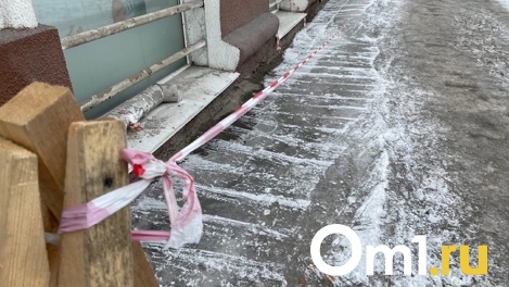 В самом центре Омска на опасном тротуаре женщина сломала руку