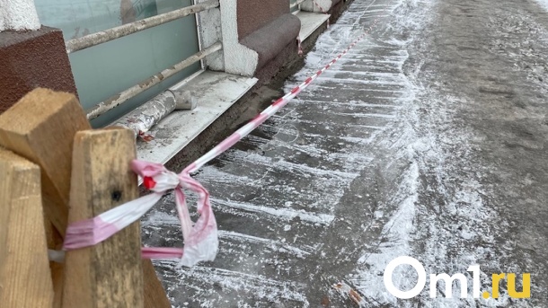 В самом центре Омска на опасном тротуаре женщина сломала руку
