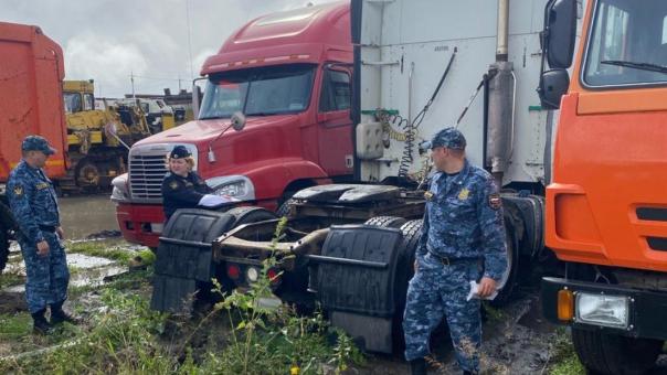У задолжавшего 16 миллионов мужчины приставы забрали КамАЗ под Новосибирском