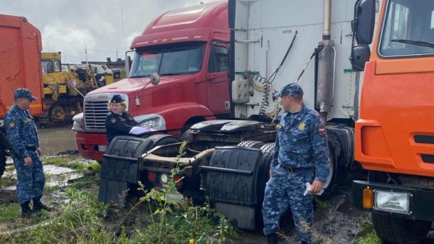 У задолжавшего 16 миллионов мужчины приставы забрали КамАЗ под Новосибирском