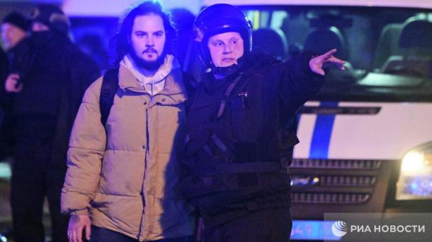 Из «Крокус Сити Холла» эвакуировали 100 человек, но на крыше остаются люди