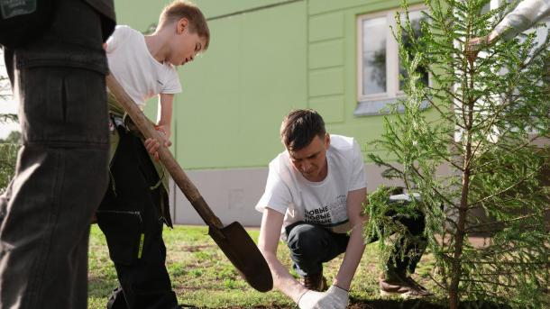 Партия «Новые люди» высадила четвертую аллею в Омске благодаря переработке макулатуры