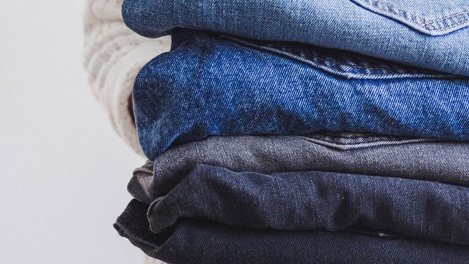Омичей попросили не покупать новые джинсы из-за вреда экологии