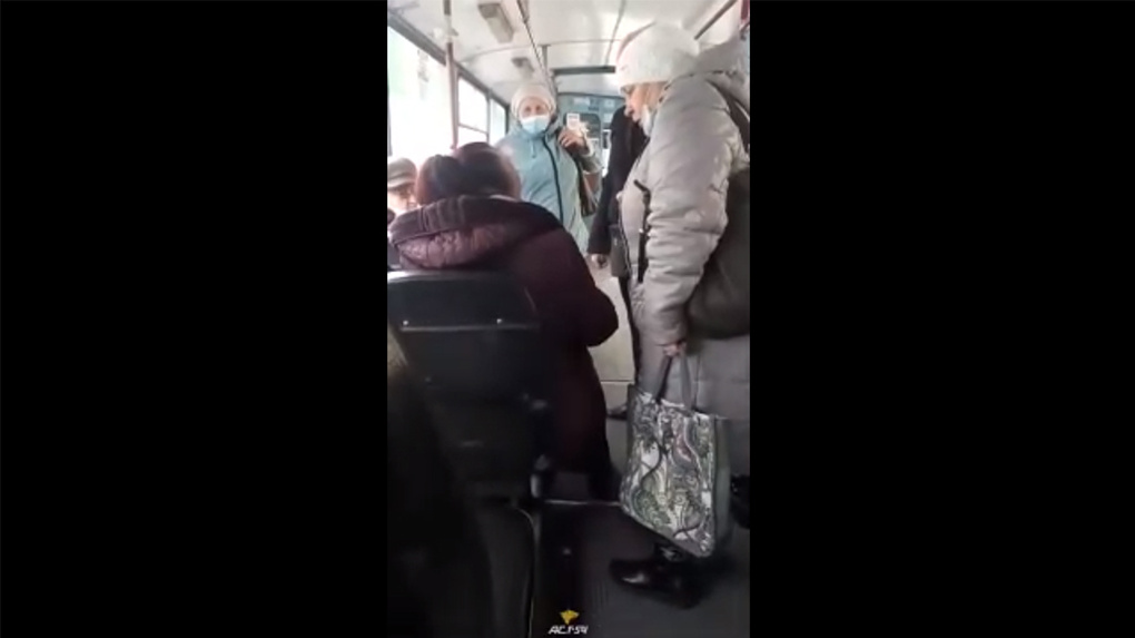 «Ты дебильная?»: в новосибирском троллейбусе пассажиры набросились на нарушительницу масочного режима