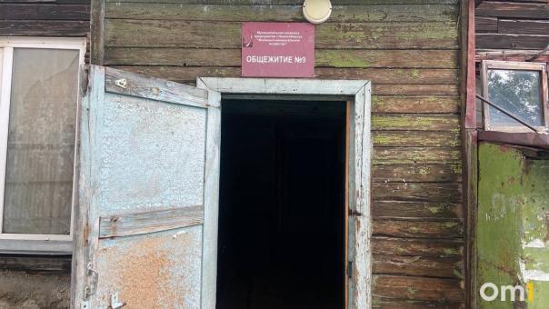 «Скорее бы разломали этот сарай»: как выглядит жизнь после массовых проверок в новосибирском «доме-призраке»