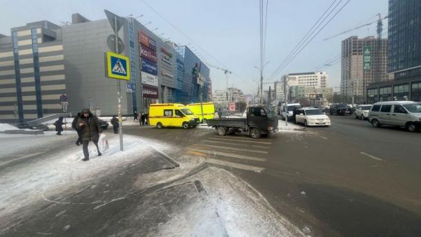 В Новосибирске пожилой водитель грузовика наехал на женщину с коляской