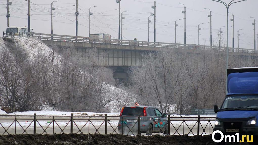 Омич упал с моста, частично перекрытого на ремонт