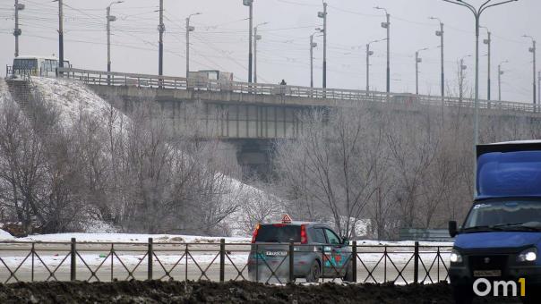 Омич упал с моста, частично перекрытого на ремонт