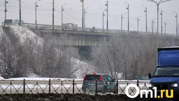 Омич упал с моста, частично перекрытого на ремонт