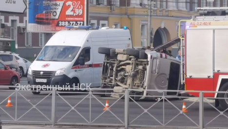 Появилось видео жёсткого ДТП: внедорожник перевернулся в центре Новосибирска
