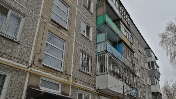 Пенсионер выпал из окна новосибирской пятиэтажки и погиб