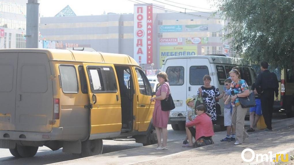 На омском Левобережье маршрутка с пассажирами сбила женщину