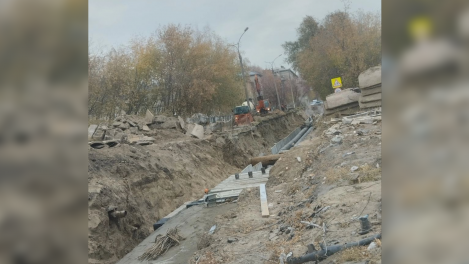 «Разрыто не один месяц»: раскопки на левобережье Новосибирска закрыли проход студентам до колледжа