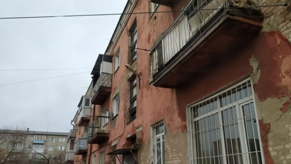 В Омске семь лет будут расселять аварийным дом с полицейским участком