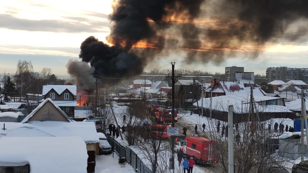 В Новосибирске правоохранители начали проверку из-за сгоревшей цистерны с бензином