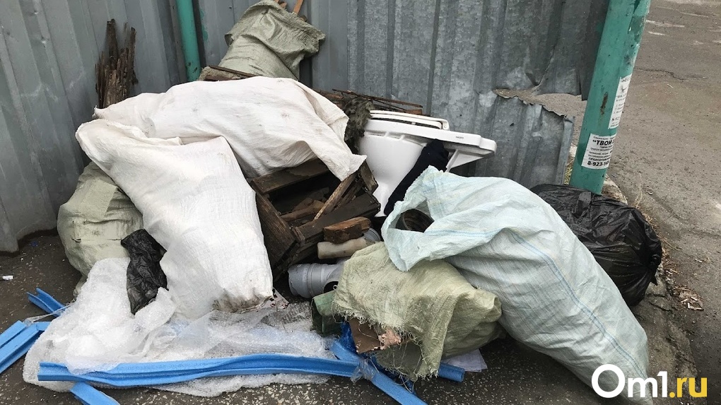 «Отходы разлетелись по дороге»: новосибирец перегородил машинам дорогу мешками с мусором. ВИДЕО