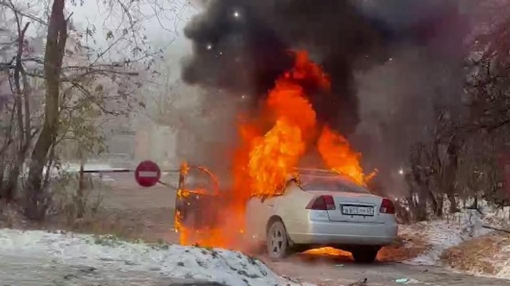 В Омске на дороге дотла сгорел автомобиль