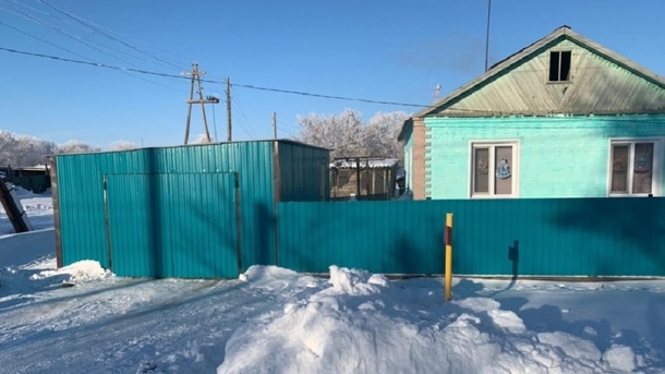 Не пощадил и ребёнка. Неизвестный вырезал целую семью в поселке под Омском. Обновляется