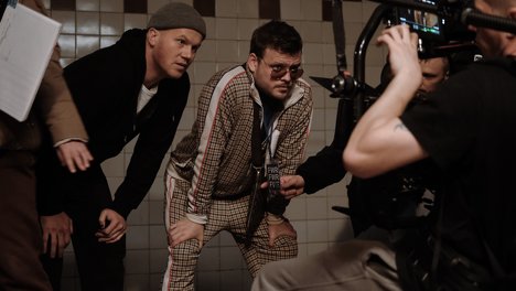 «Юмор пытается нас отвлечь от того, что происходит в мире»; Режиссер сериала «Колотушка» о культуре поп-ММА и братской любви