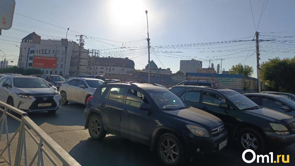 «Мост стоит — стоит всё»: улица Восход парализована в страшной пробке — что пишут водители