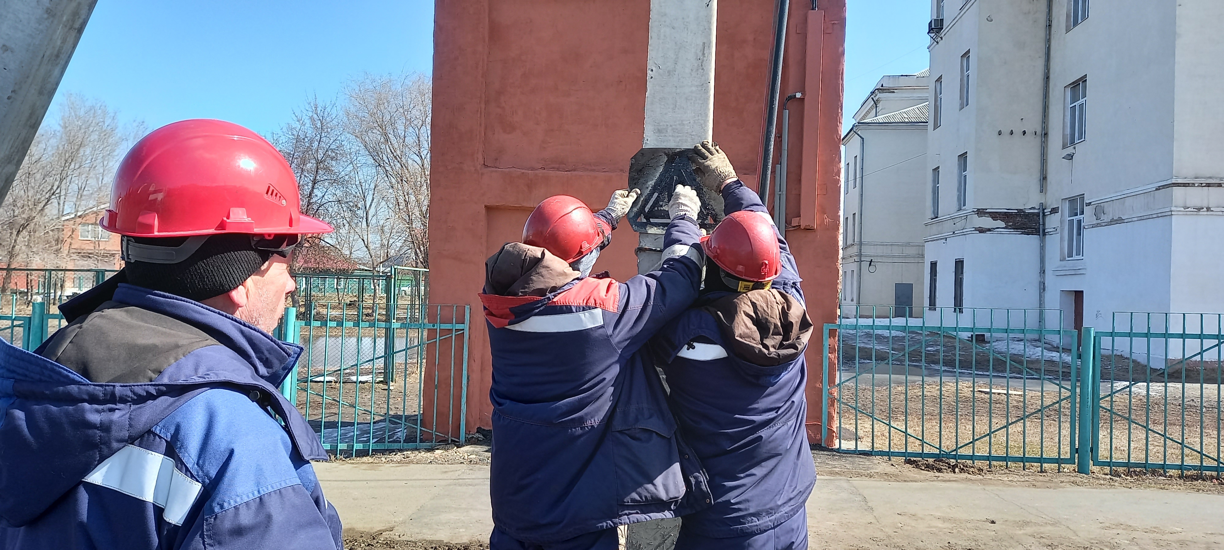 Сайт омскэлектро омск. Омскэлектро. Линии электропередач. Омскэлектро эмблема. Пожар из за соединения линий электропередач.