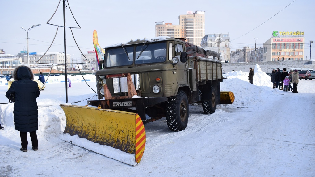 В Омске уборкой снега займутся еще 30 машин