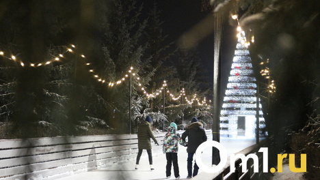 Прогулка по льду. В Омске открылся каток в Воскресенском сквере