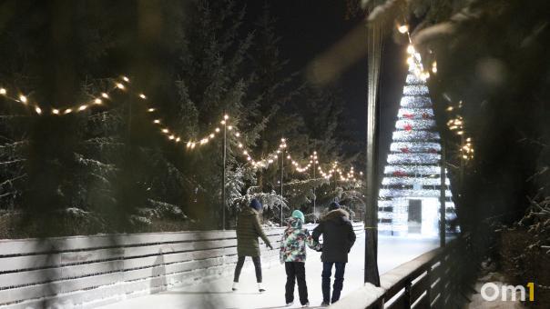 Прогулка по льду. В Омске открылся каток в Воскресенском сквере