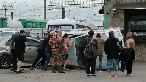 Омичи прибежали на помощь. Внедорожник перевернулся от жёсткого столкновения с иномаркой — ФОТО