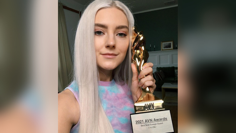 Звезда фильмов для взрослых из Омска Eva Elfie победила в «порно-Оскаре»