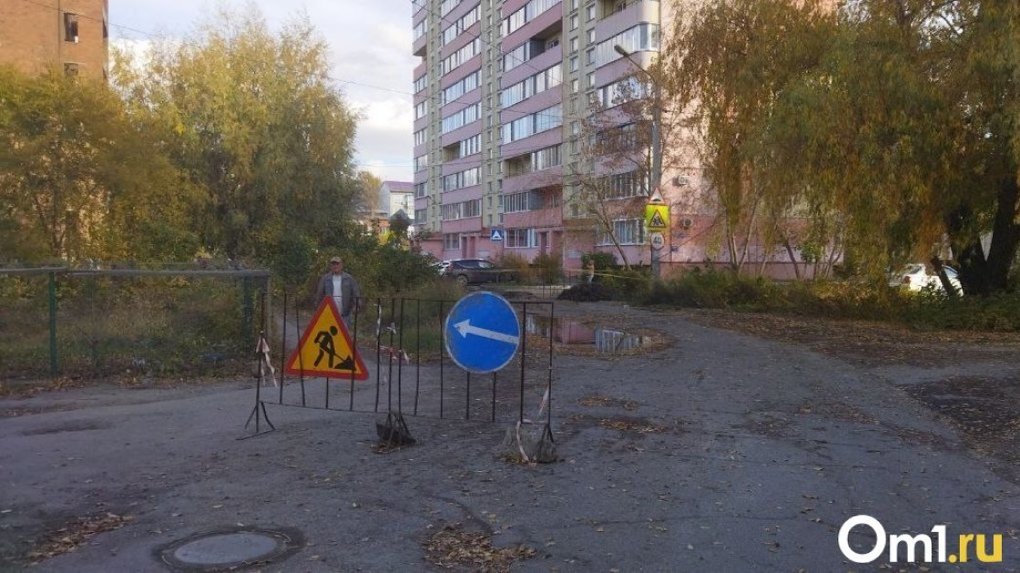 «С июня течёт вода»: трубы во дворе дома в Ленинском округе мешают жизни омичей