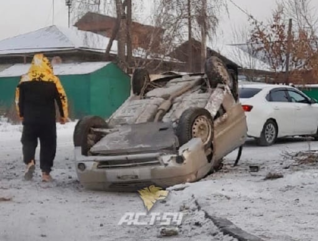 Припарковалась на крышу»: в Новосибирске перевернулся автомобиль Kia  Spectra. ФОТО - Новости Новосибирска - om1.ru