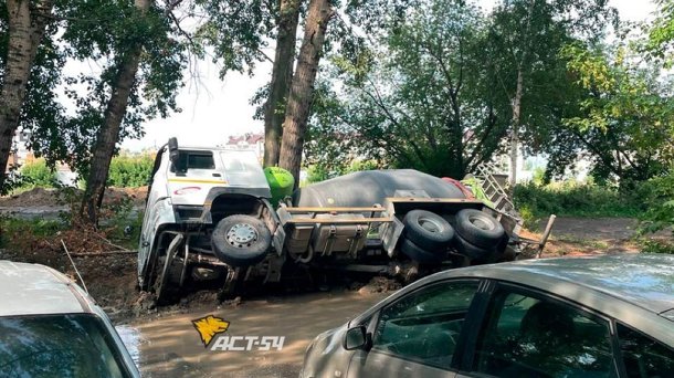 Бетономешалка упала на бок в Новосибирске