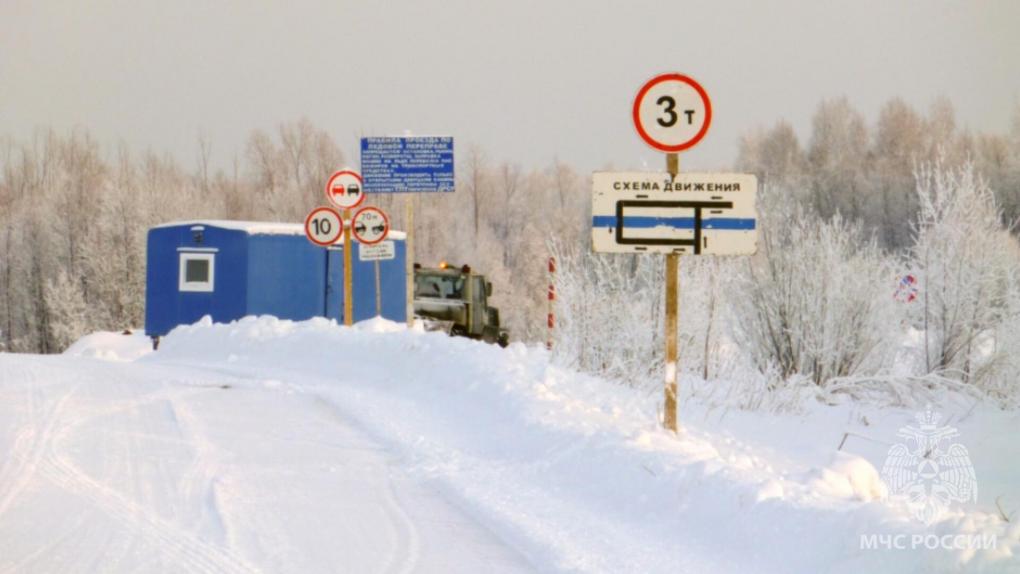 В Омской области вновь открыли треснувшую ледовую переправу